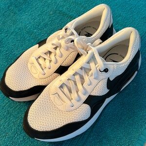 Nike Air Max. Brand New. Men’s 9.5. Woman’s 8.